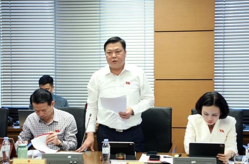 Đoàn ĐBQH tỉnh thảo luận tại Tổ về các Dự án: Luật sửa đổi, bổ sung một số điều của Luật Công chứng; Luật sửa đổi, bổ sung một số điều của Luật Trợ giúp pháp lý; Luật Tiếp cận thông tin (sửa đổi)