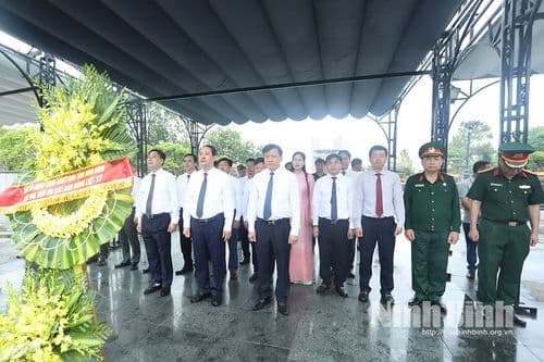 Đoàn đại biểu lãnh đạo tỉnh Ninh Bình dâng hương, tưởng niệm các Anh hùng liệt sĩ tại tỉnh Quảng Trị