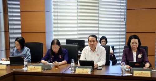 Đoàn ĐBQH tỉnh Ninh Bình thảo luận tại Tổ về các Dự án Luật